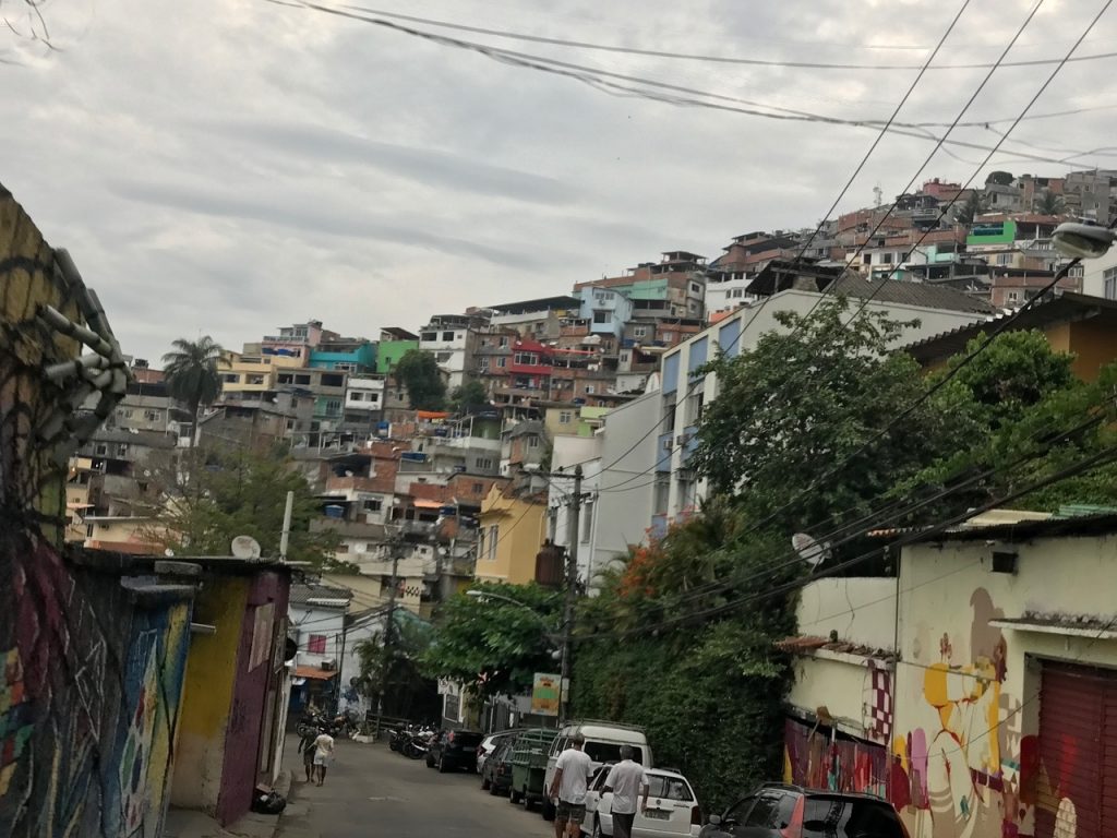 Dramă într-o favelă braziliană. O tânără a fost ucisă din greșeală, de poliție. Abia anunțase că e însărcinată