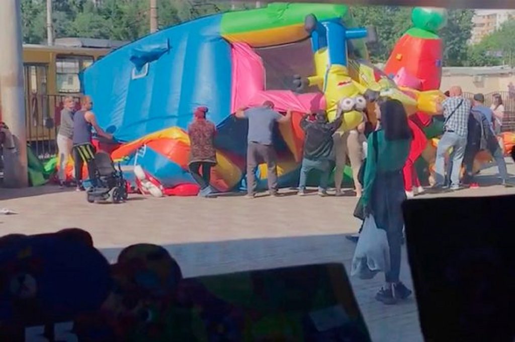 Tragedie de nedescris. Două fetițe au fost aruncate în aer după explozia unui castel gonflabil. VIDEO