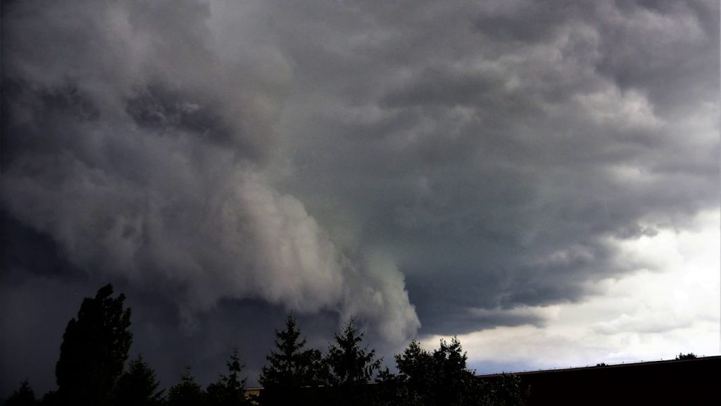 COD ROȘU în Arad și Timiș. Oamenii sunt sfătuți să rămână în case, vor fi vijelii puternice. Pericol de inundații în șase județe