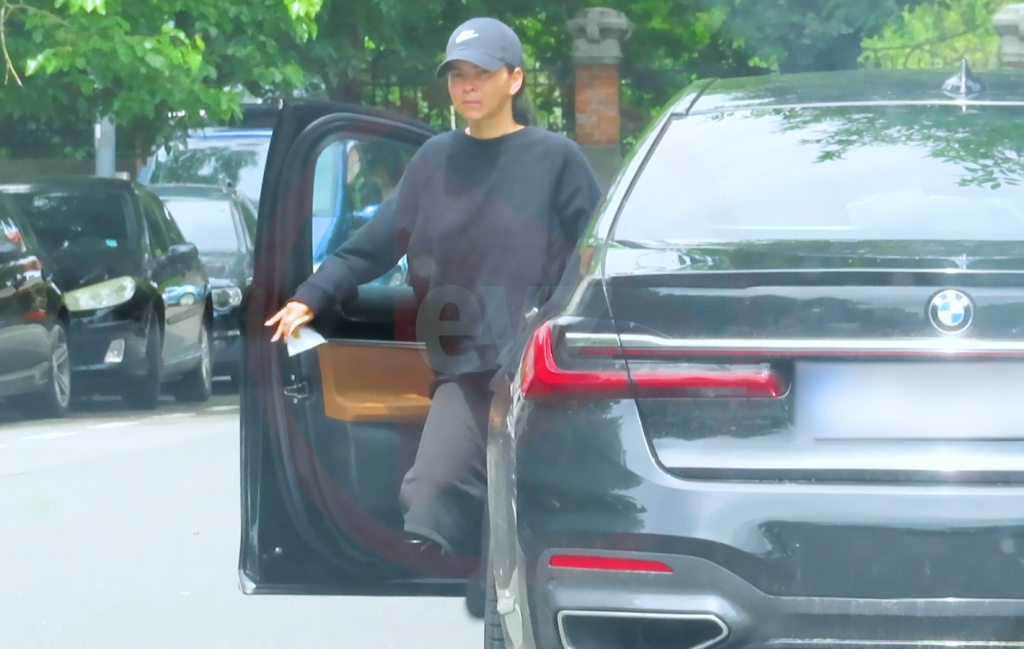 VIDEO EXCLUSIV/ Inna caută motive să-și vândă mașina. Artista este nemulțumită de cum se comportă bolidul de 100.000 de euro