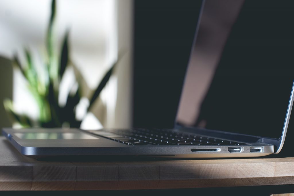 De ce sunt laptopurile mai scumpe decât desktopurile?