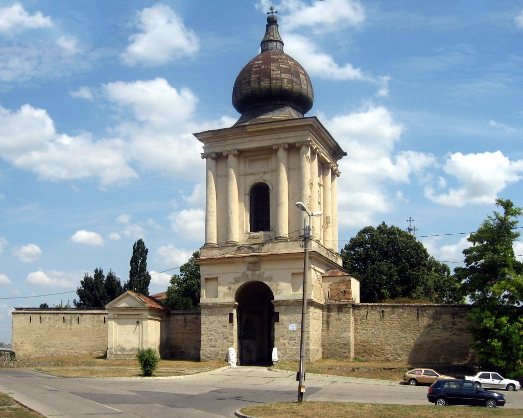 Descoperire macabră la Iași. Piciorul unui om, îngropat în curtea unei mânăstiri. VIDEO