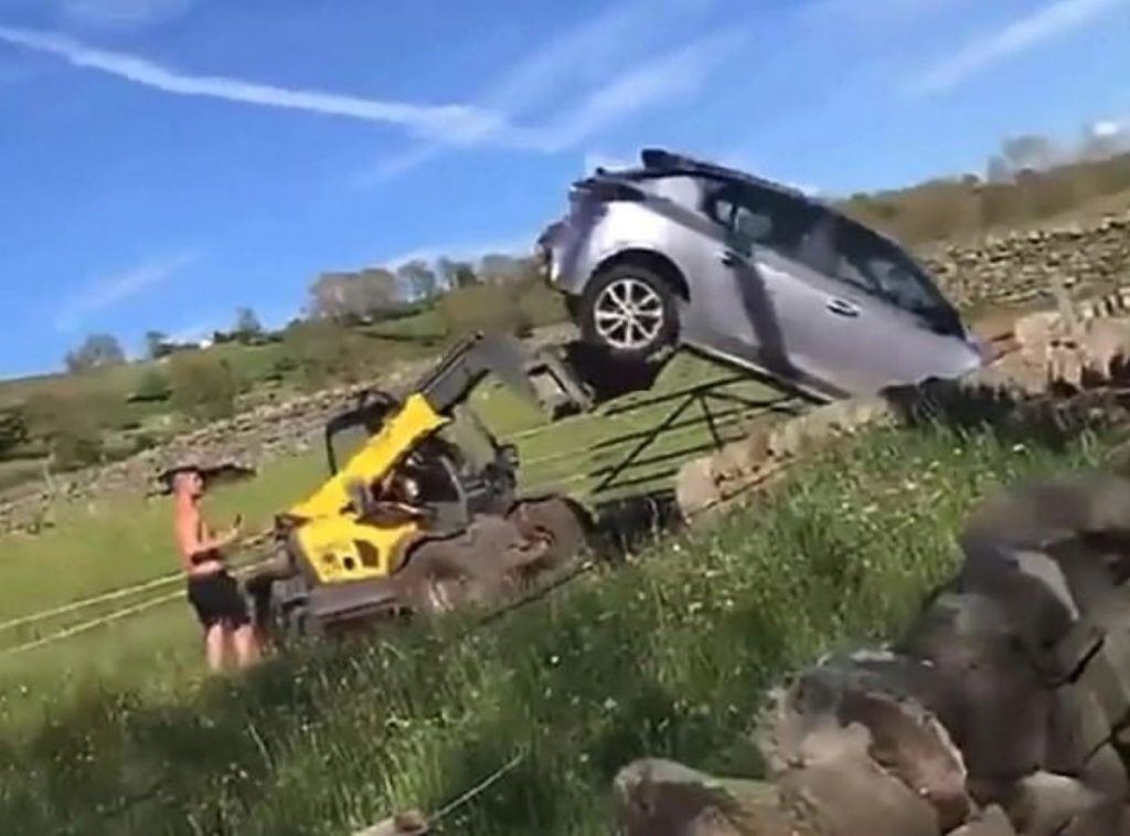 Cum s-a răzbunat un fermier după ce a găsit o mașină parcată pe terenul său. A intervenit și poliția. Video