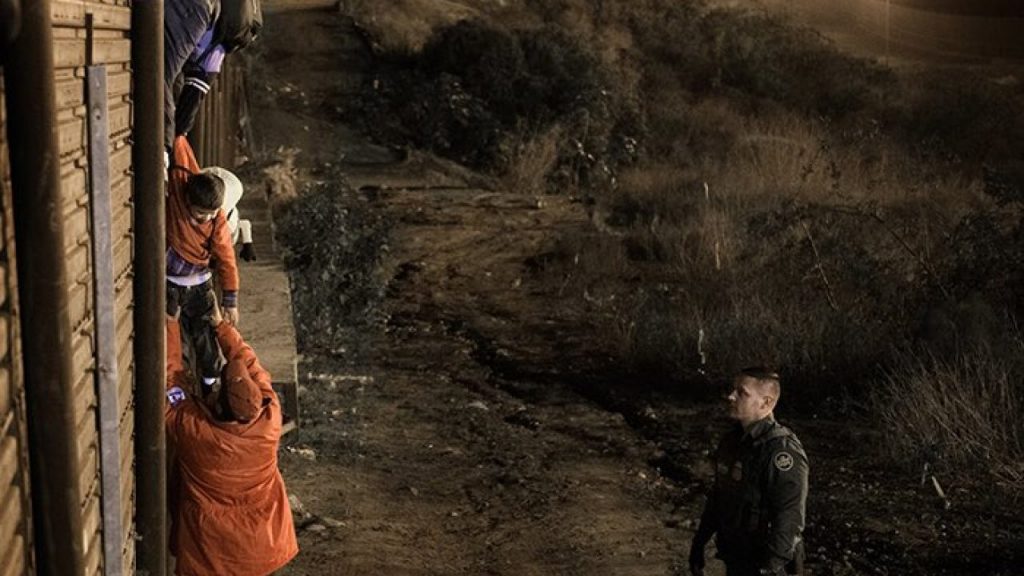 Criză la granița Mexicului. Emigranții își cos buzele în semn de solidaritate: „O fac pentru fiica mea”