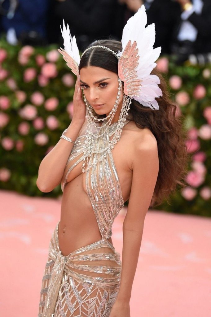 Model internațional, apariție controversată. Publicul s-a scandalizat. ”Își ține bebelușul ca pe un sac de cartofi”