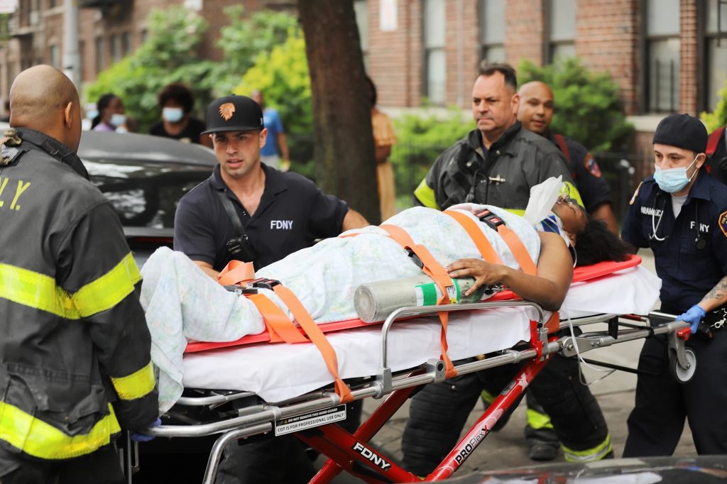 O tânără de 24 de ani, complet dezbrăcată, și-a aruncat copiii pe geam, apoi a sărit în gol. Imagini tulburătoare din Brooklin