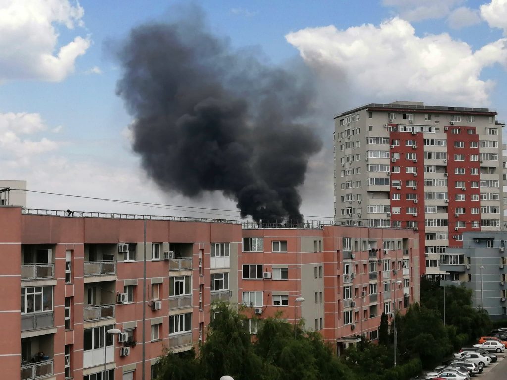 ANM avertizează. Staționare a norului de fum provocat de incendiul din Sectorul 6. Cât va dura stagnarea poluanților