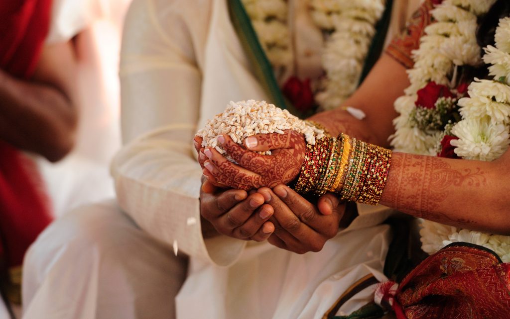 Mireasa a murit înainte de ceremonie, așa că mirele s-a căsătorit în aceeași zi cu sora acesteia