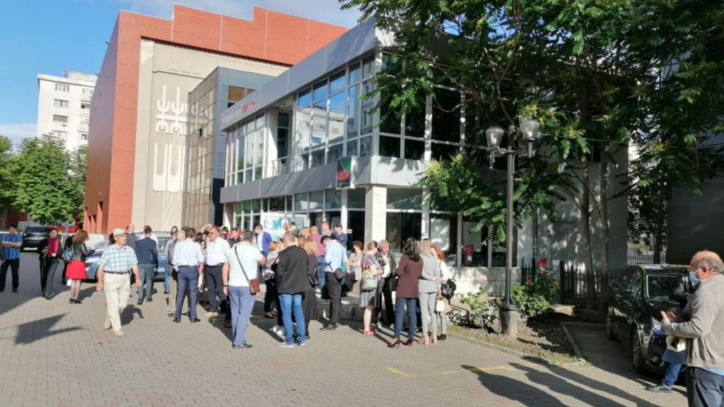 Protest spontan la Focșani. Angajații primăriei nu și-au primit salariile. Lucian Bode, huiduit