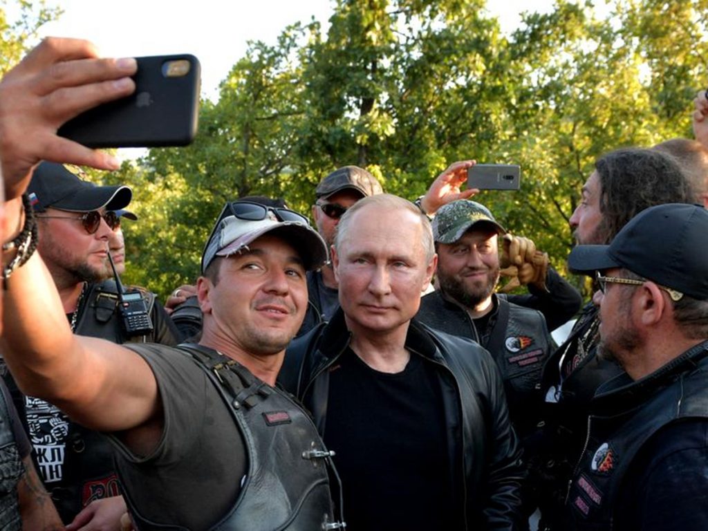 Putin are adepți în România. ”Lupii nopții” au organizat un marș motorizat la Suceava