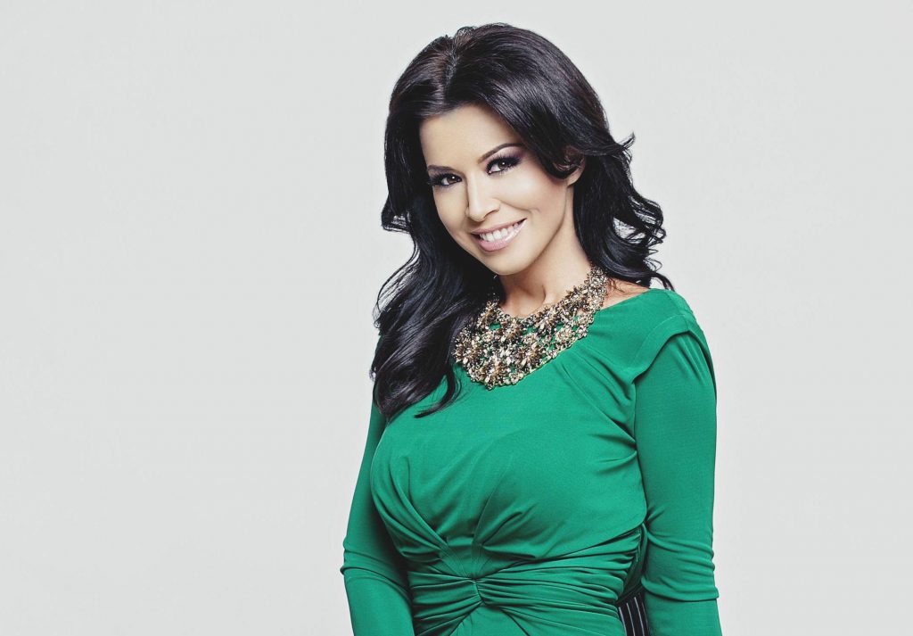 VIDEO EXCLUSIV. Simona Pătruleasa este partenera ideală. Își lasă soțul la terasă în Dorobanți, iar ea se „luptă” cu sacoșele de cumpărături până acasă