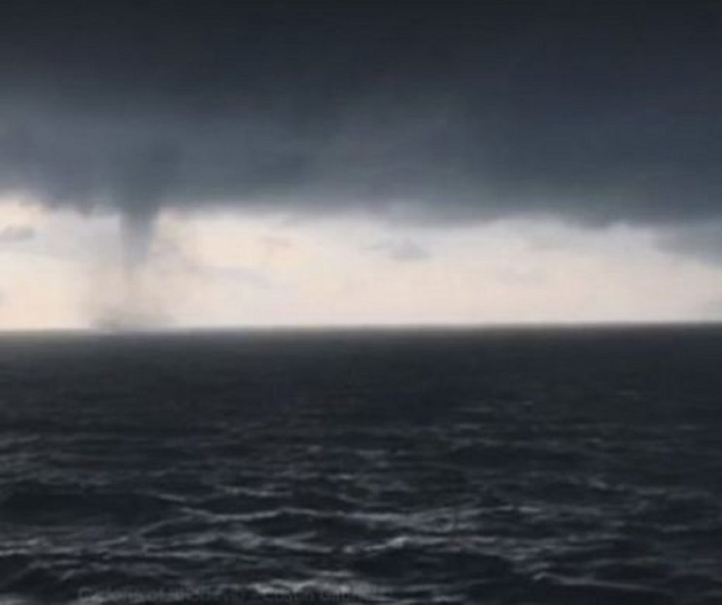 Tornadă uriașă în Marea Neagră. Fenomenul meteo se apropie de noi. VIDEO