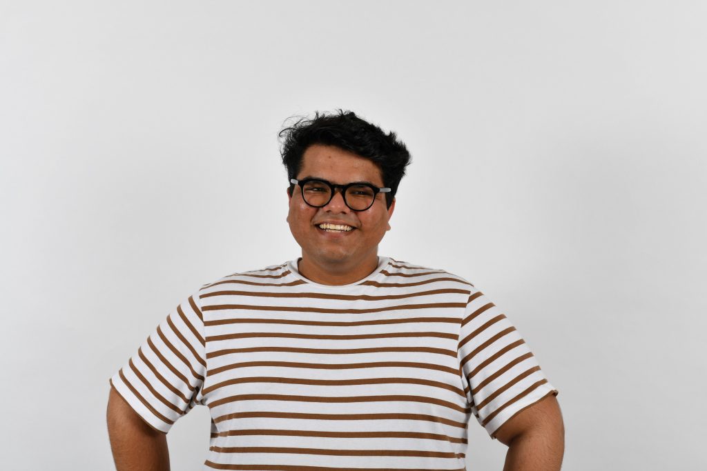 INTERVIU. Povestea indianului de 21 de ani care ajută elevii români să recupereze materia pierdută în perioada pandemiei