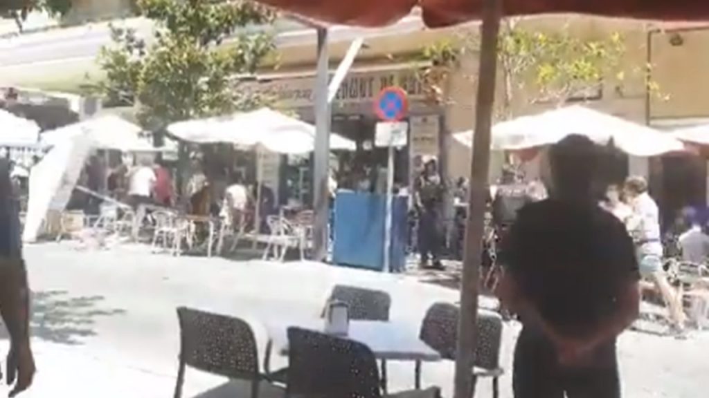 Alertă în stațiunea de lux frecventată de vedete. O mașină a spulberat cafenelele de pe trotuar. VIDEO