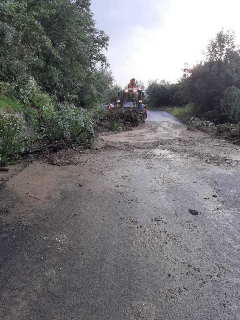 La Moieciu viitura a făcut ravagii. Gospodarii distruse, turiști blocați. Replica primarului este halucinantă