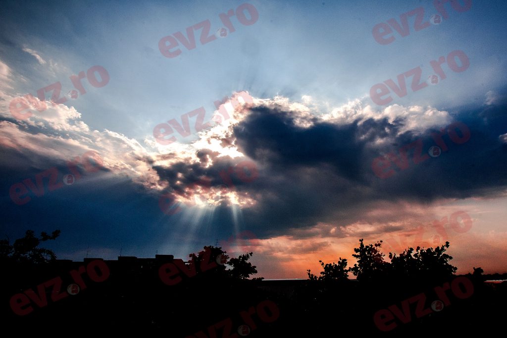 Schimbare radicală a vremii. Temperaturile scad semnificativ. Trecem de la caniculă la furtuni tropicale