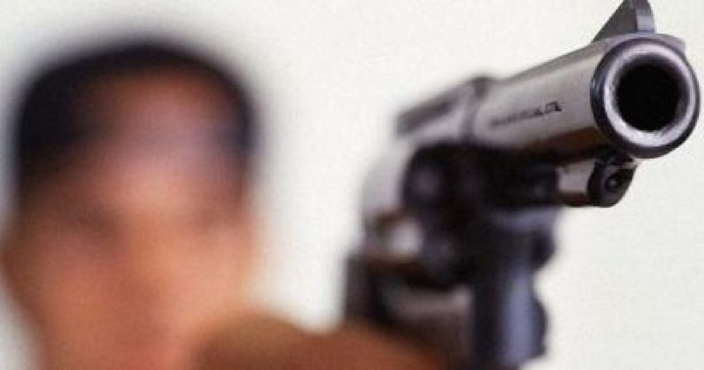 Tragedie transmisă live, pe internet. O femeie a fost împușcată în cap, de fiul ei, în vârstă de 2 ani