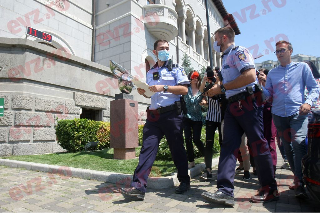 VIDEO. Scandal la Primăria Sectorul 1. Clotilde Armand a interzis accesul unor consilieri la ședința pe tema deșeurilor. A venit Poliția, se lasă cu plângere penală!