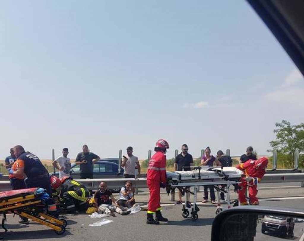 A fost chemat de urgență elicopterul SMURD. Un microbuz s-a răsturnat pe autostradă, sunt nouă victime