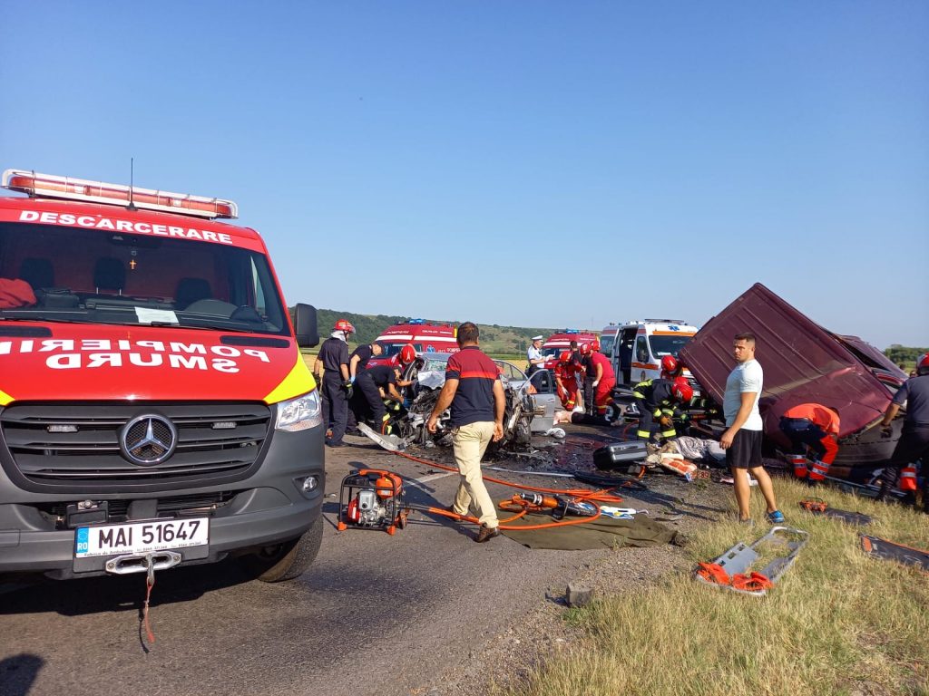 Accident grav în apropiere de orașul Făget. Autoritățile au intervenit pentru salvarea celor șapte victime
