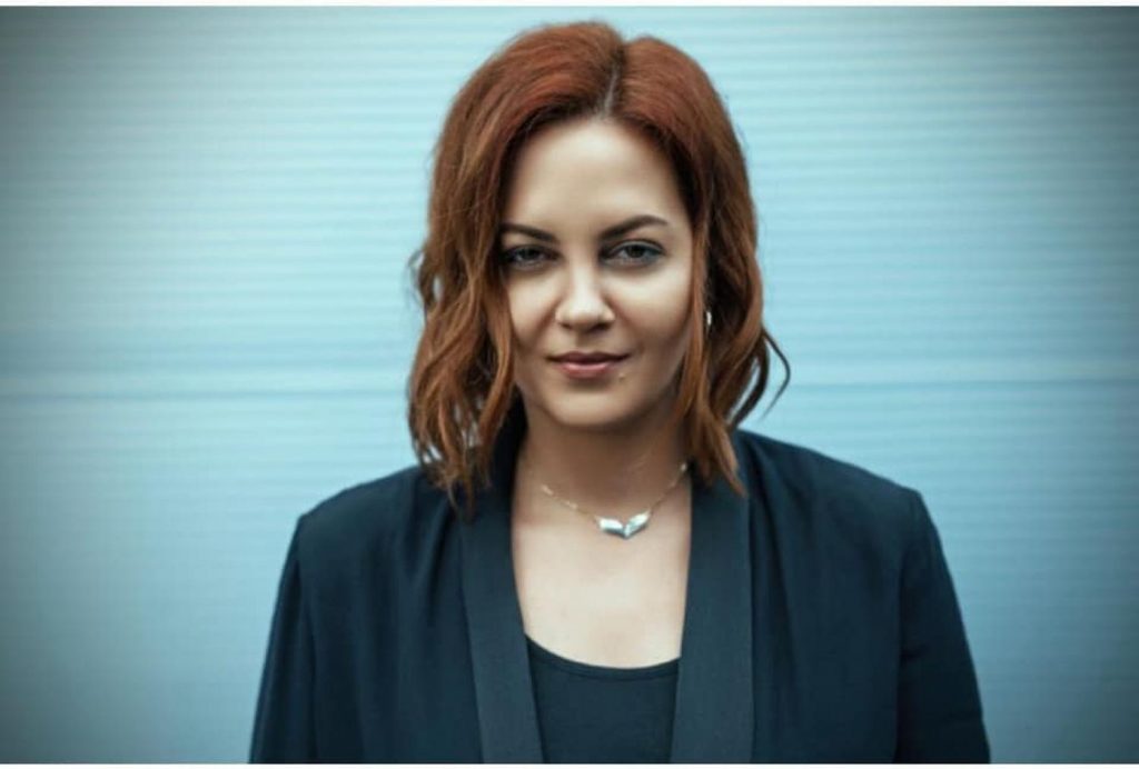 VIDEO/ Cine este omul din spatele succesului de la „Vorbește lumea”. A debutat la 11 ani pe micul ecran, iar acum nu îi place deloc să fie în fața camerelor