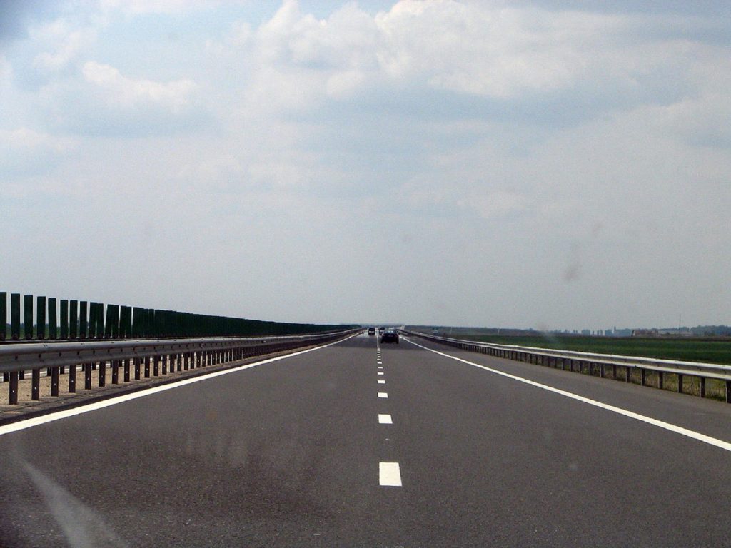 Scene de groază pe Autostrada Soarelui. Un bărbat amenință că se aruncă de pe un pod