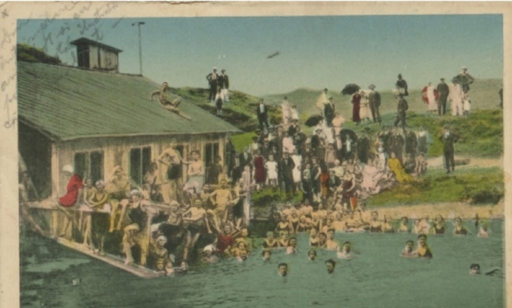 Minele care s-au prăbușit și au lăsat în urmă mici miracole. Locul aflat la doi pași de București, unde faci baie ca în Marea Moartă