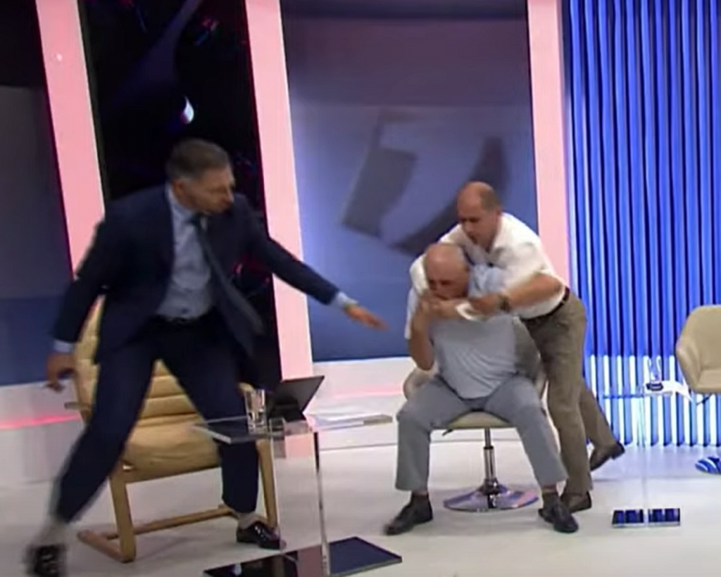 Bătaie între politiceni, în direct la TV. A fost nevoie de intervenția medicilor. Moderatorul a fugit din platou