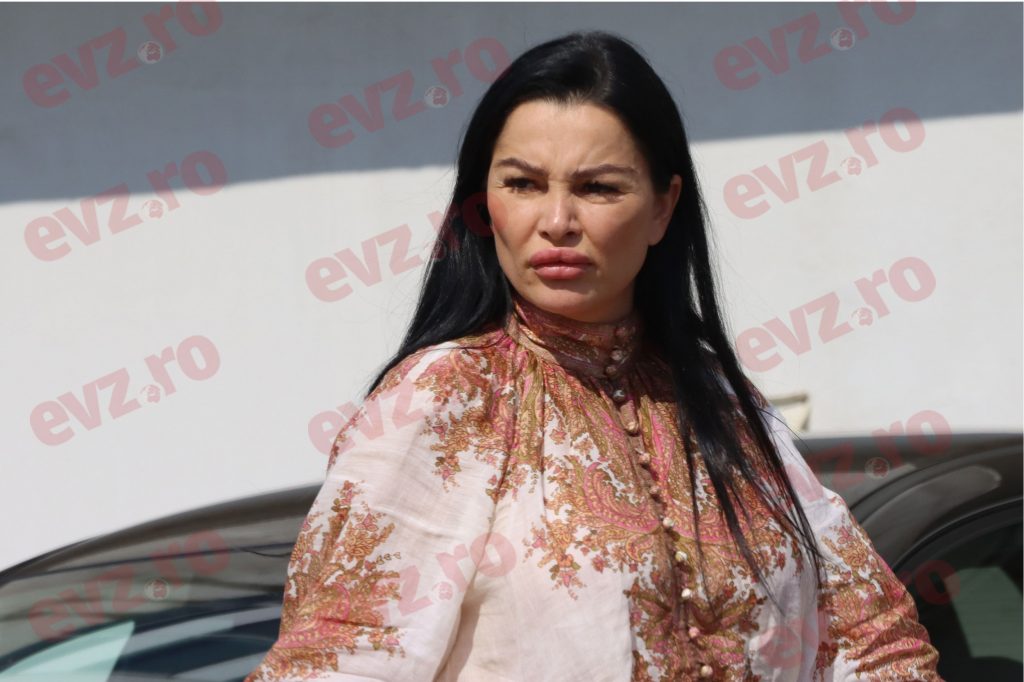 VIDEO. Brigitte Pastramă, comportament halucinant. S-a plimbat singură pe un teren viran, a plâns în mașină și a făcut semne obscene