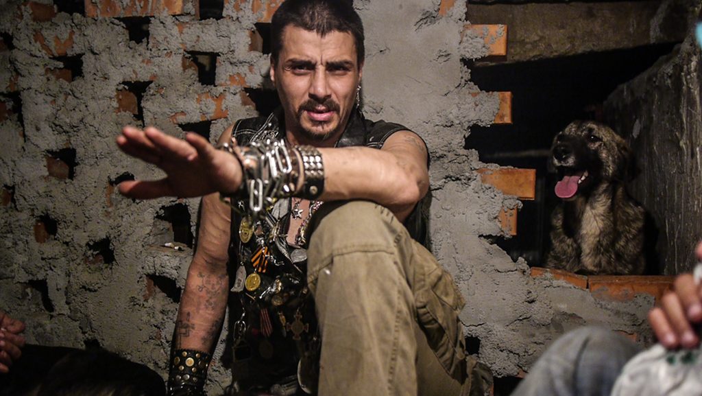 Vila de lux a „Regelui canalelor” a fost distrusă de oamenii străzii. Nu o mai recunoști. VIDEO