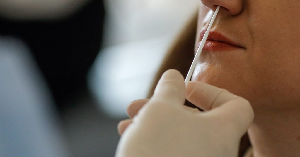 Experiența terifiantă a unui voluntar de 18 ani. ”Cobai” COVID 19 pentru 6375 de dolari