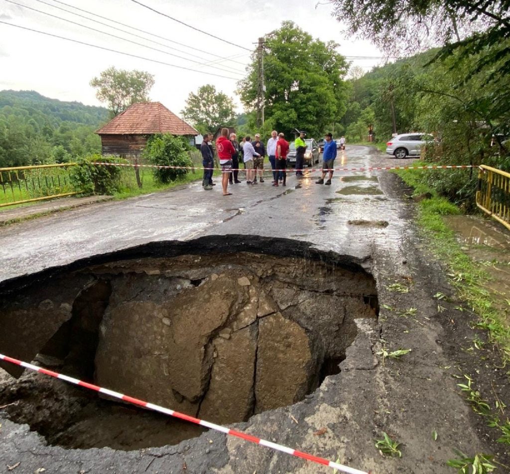 Furtunile au făcut ravagii in Nord-Vestul țării. Crater uriaș în mijlocul unui drum național