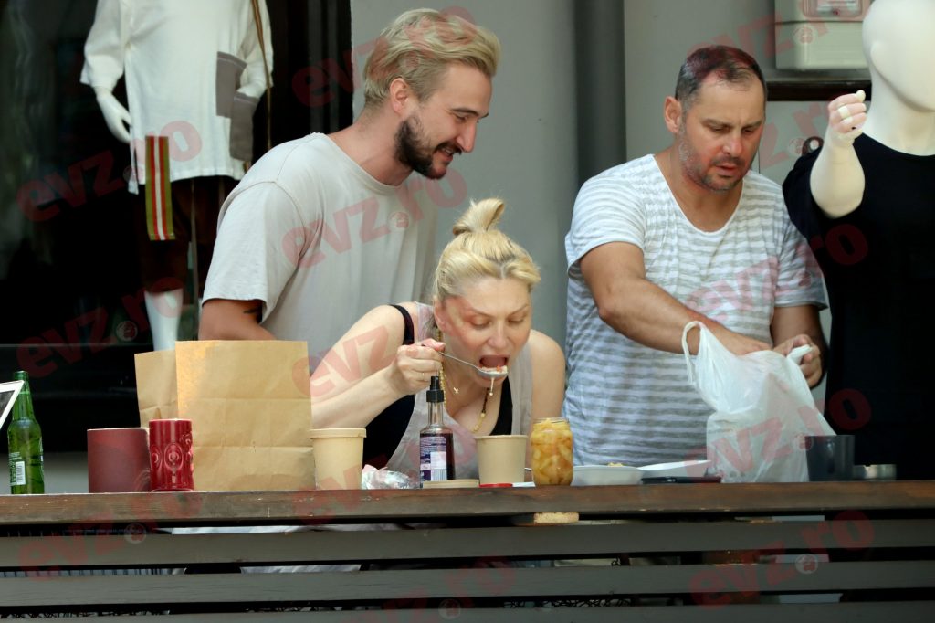 VIDEO. Comportament de gravidă fericită: total dezinhibată, Cristina Cioran s-a dezbrăcat în public și a făcut spectacol la masă