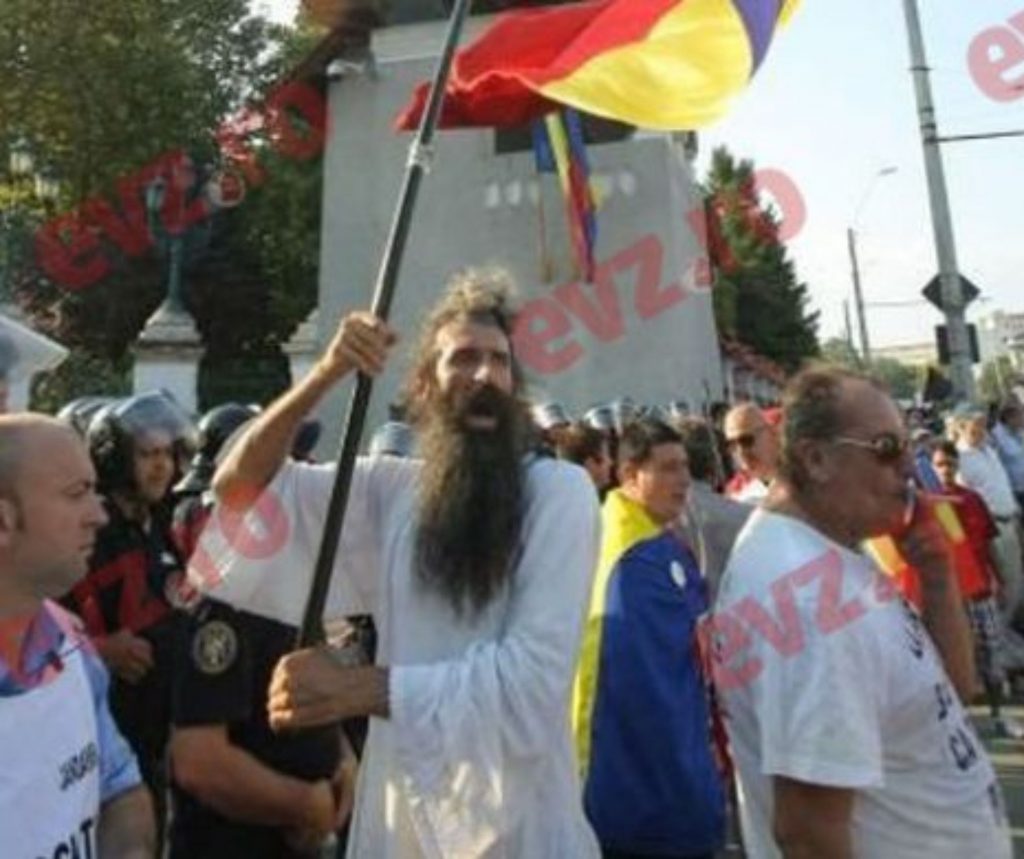 Stegarul Dac, dosar penal după ce a agresat un jandarm în fața Arestului Central. Video