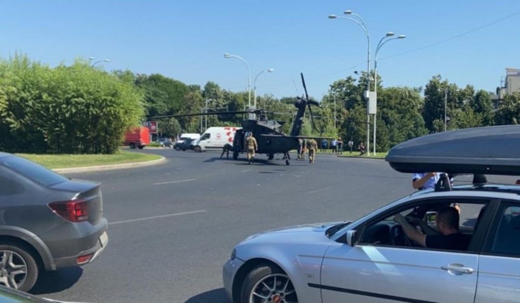 Elicopter militar american, la pământ. Aterizare de urgență în zona Charles de Gaulle din Capitală. VIDEO
