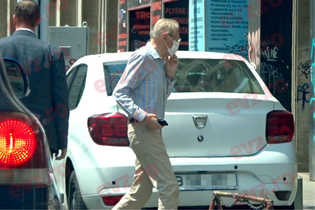 VIDEO. Viață de fost președinte. Emil Constantinescu a oprit mașina SPP-istului ca să-și ia doi covrigi cu sare