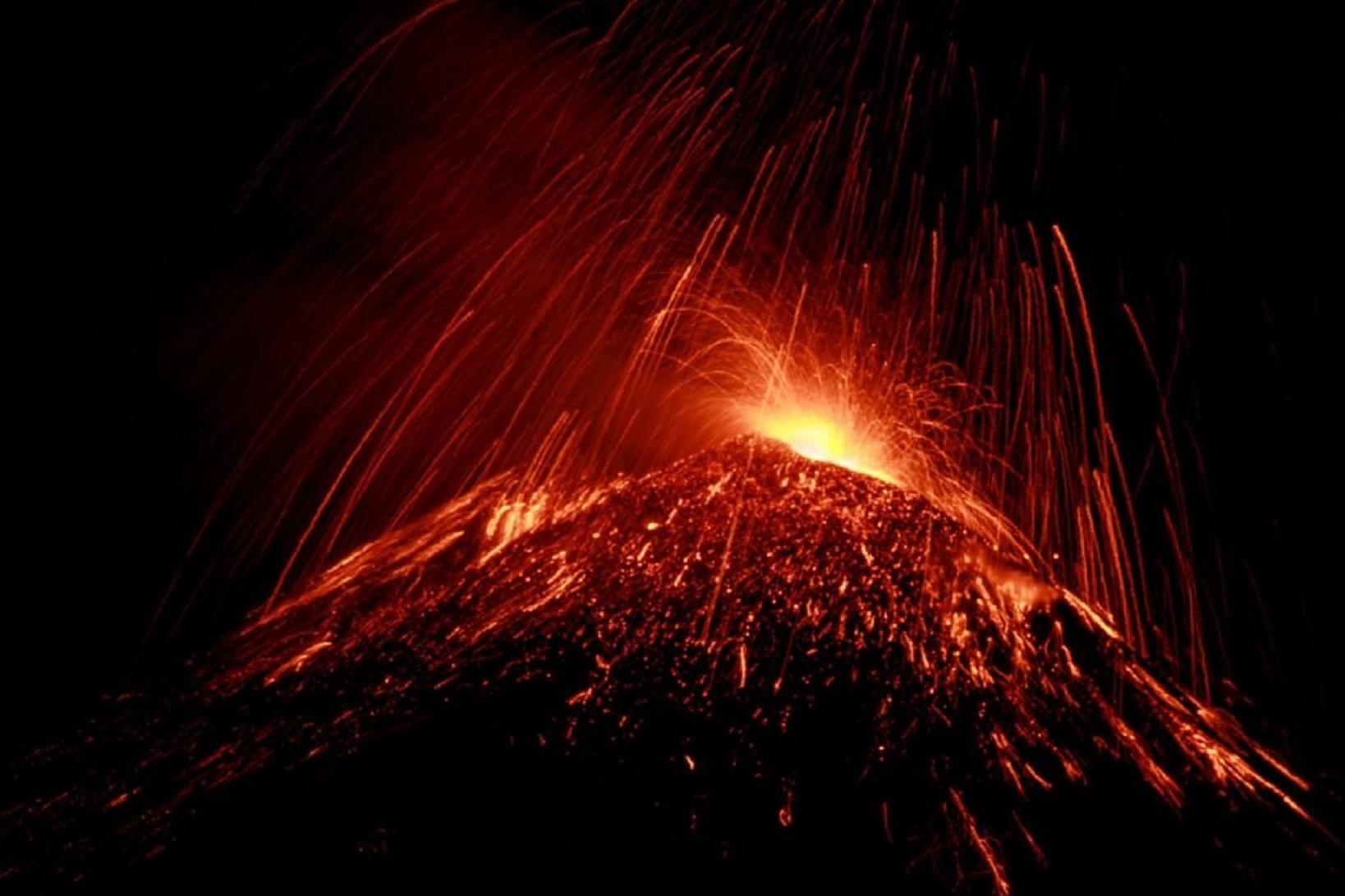 Haos în Italia după o nouă erupție a vulcanului Etna. Zeci de zboruri au fost deviate