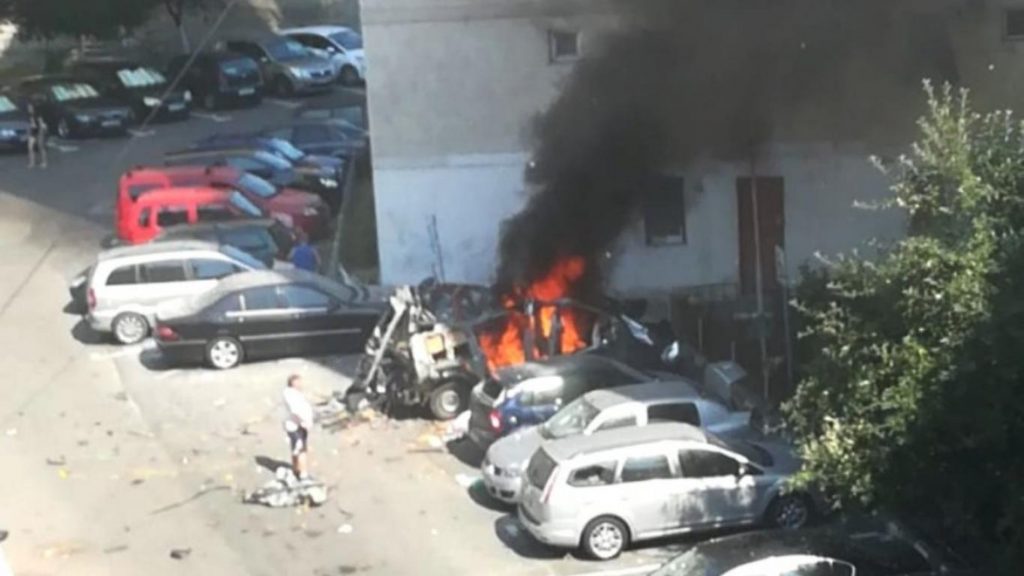 Explozie puternică. O mașină a sărit în aer într-un cartier din Râmnicu Vâlcea. VIDEO