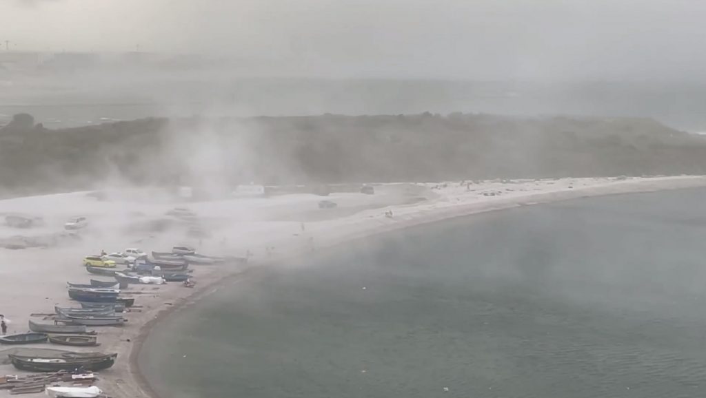 O vijelie care a durat 35 de minute a golit plaja de la Mamaia. Turiştii s-au retras rapid. Video