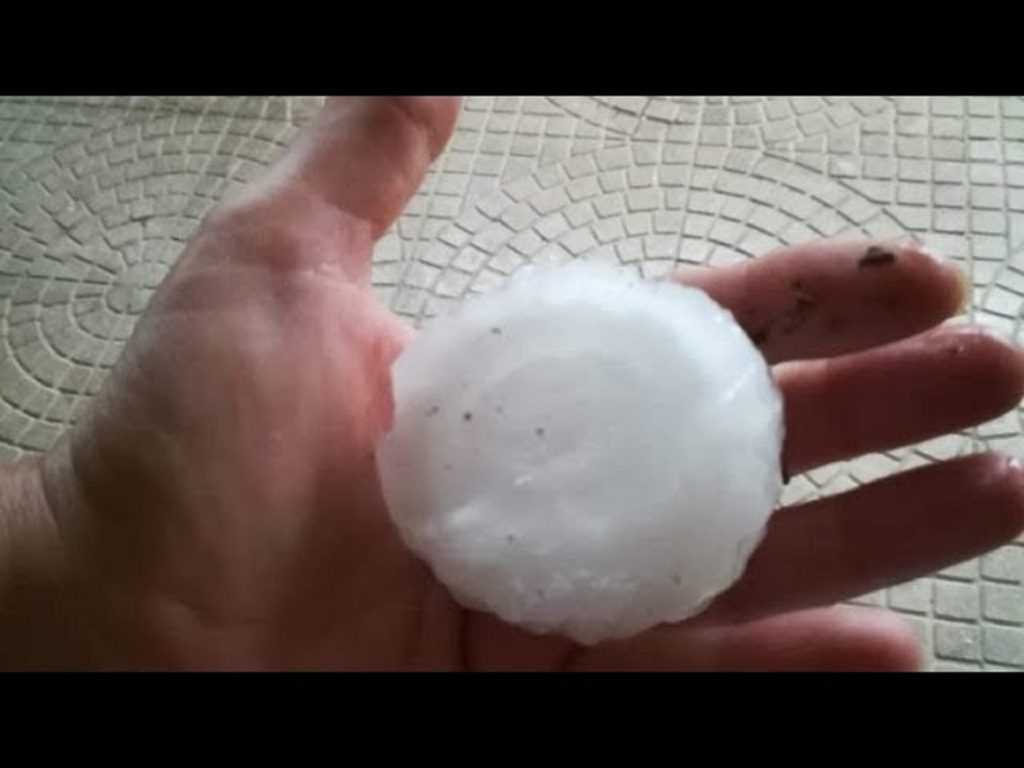 Grindina a îngropat străzi întregi în Italia. Alertă de furtuni și vreme rea. Video