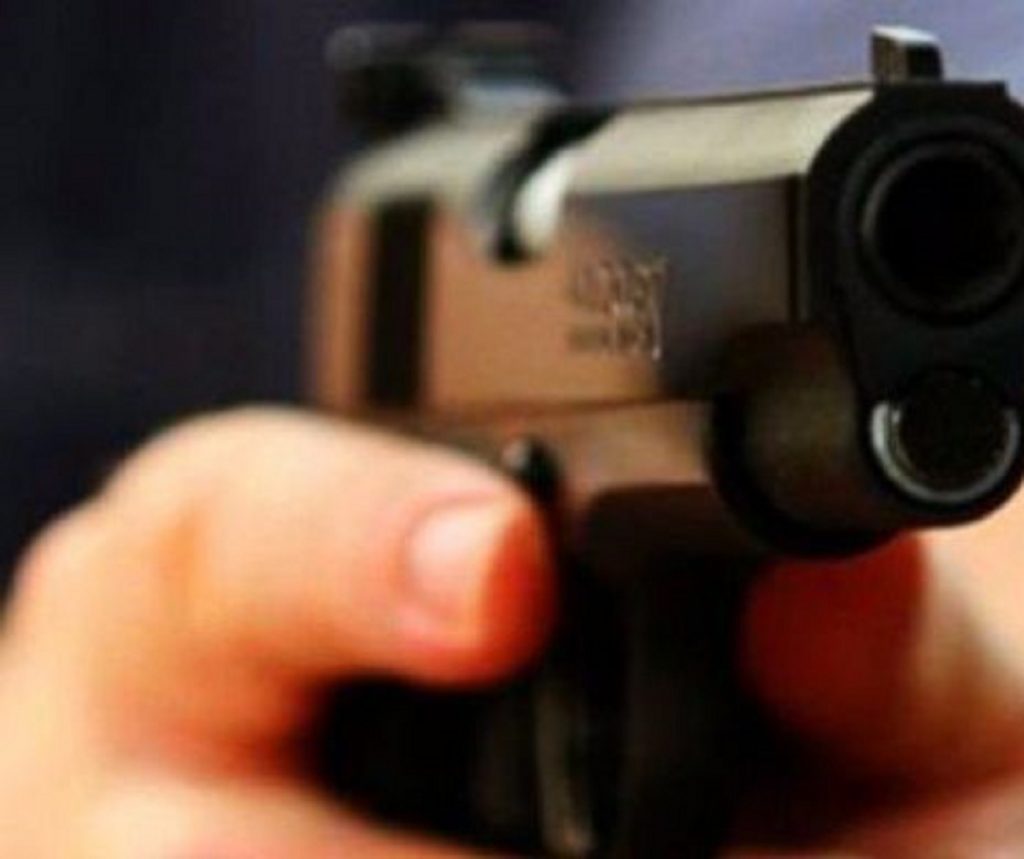 Doi polițiști s-au împușcat în cap cu armele din dotare. Unul dintre ei a murit, iar al doilea se află în stare critică la spital