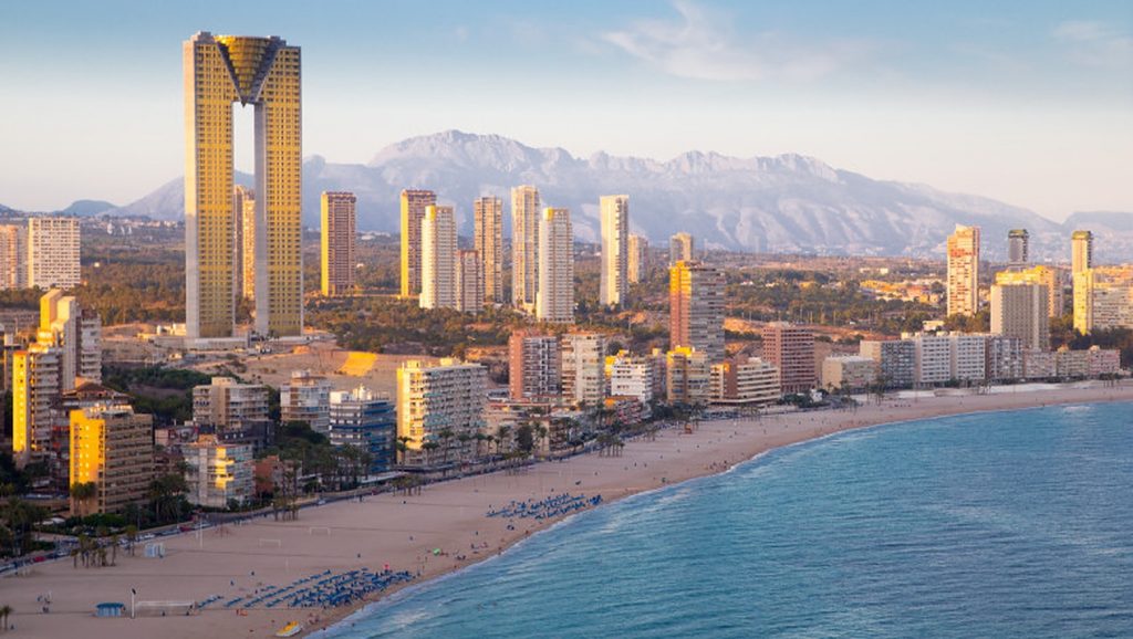 Cea mai înaltă clădire de apartamente din Uniunea Europeană. Turiștii nu sunt mulțumiți: prețurile sunt foarte piperate