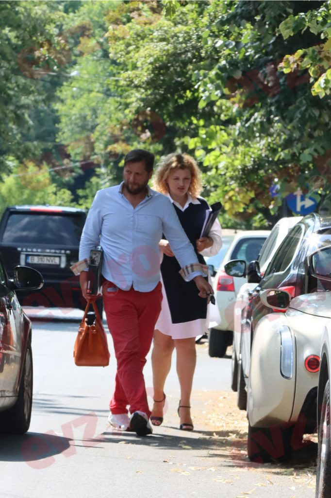 VIDEO/ Ioana Băsescu și-a transformat soțul în...valet. Radu Pricop o conduce la mașină și îi cară poșeta de 20.000 de euro