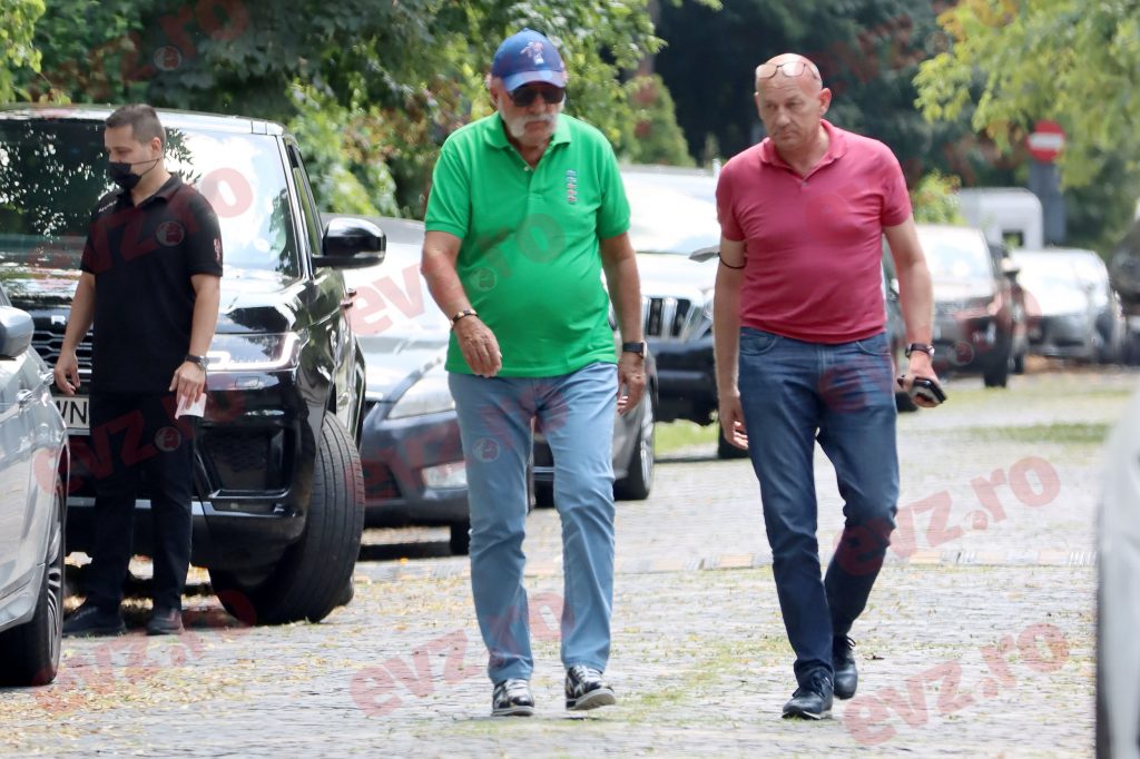 VIDEO/ Ce face Ion Țiriac când nu are bani de șofer. Își conduce singur una dintre mașinile de epocă