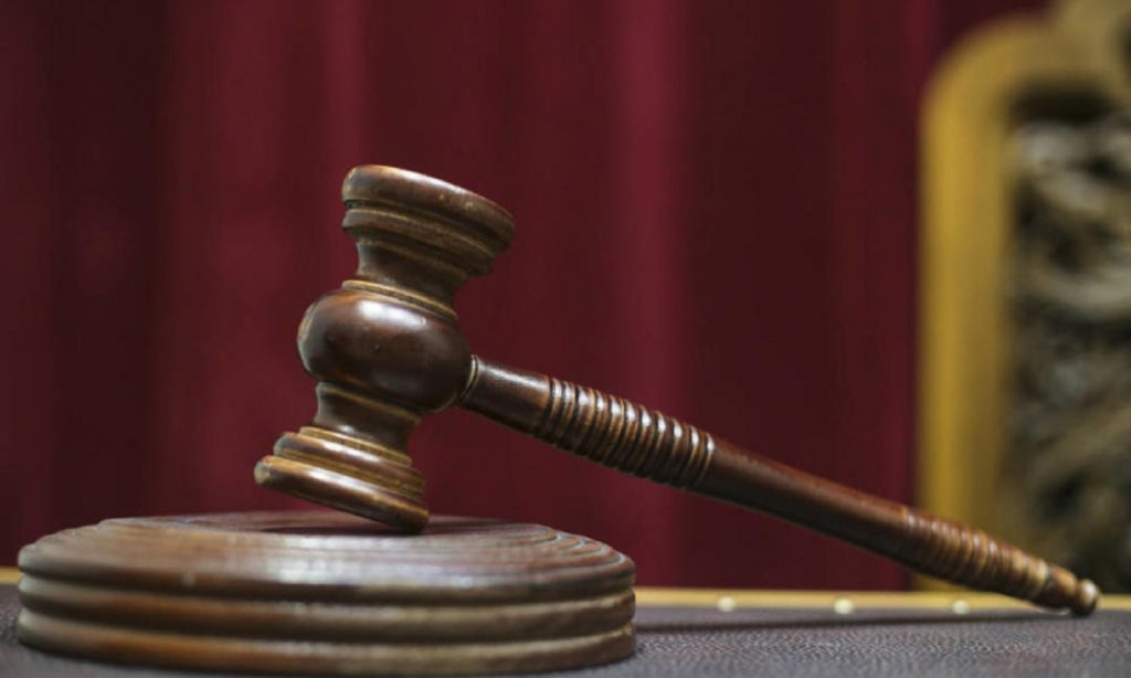 Judecătoarea acuzată că se droga şi lua mită rămâne în arest