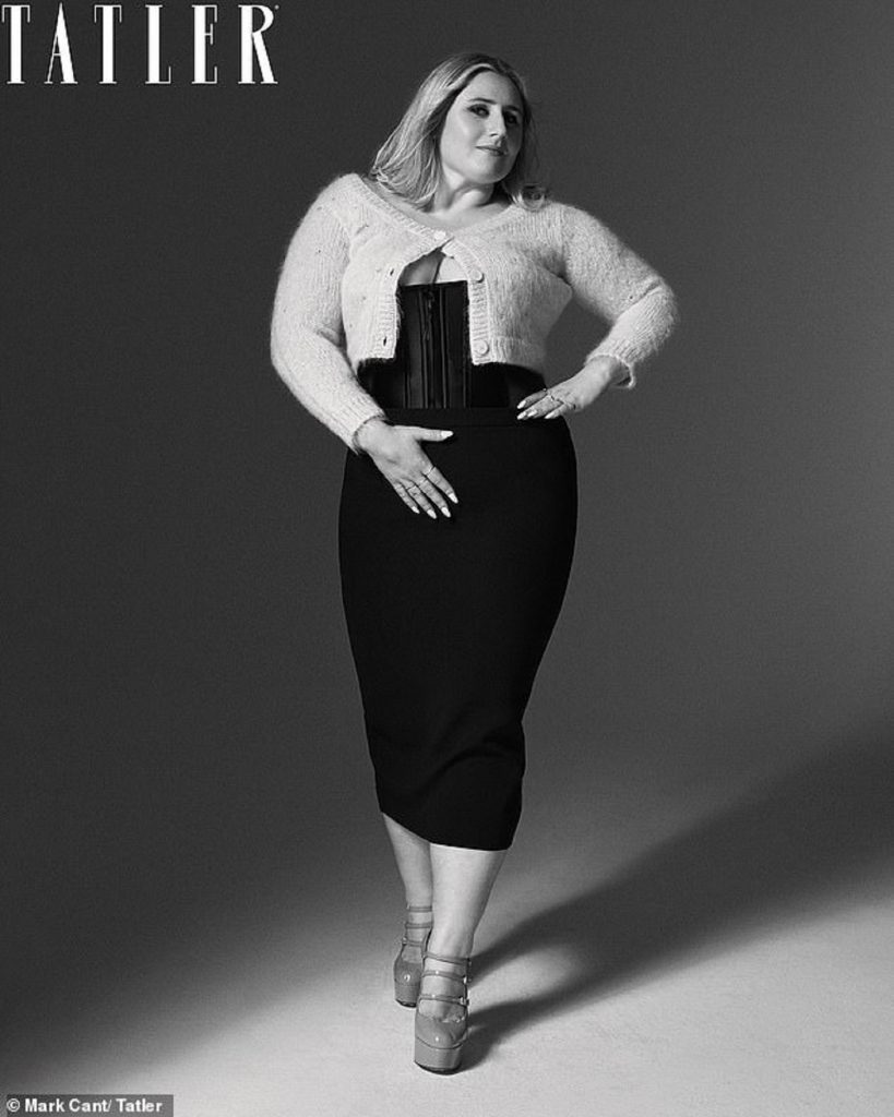 Cu multe kilograme în plus, fiica premierului Boris Johnson se bucură de succes în modelling și a pozat îndrăzneț