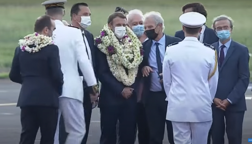 Cea mai hilară imagine cu Macron într-o vizită oficială. L-au ”îmbrăcat” în flori!