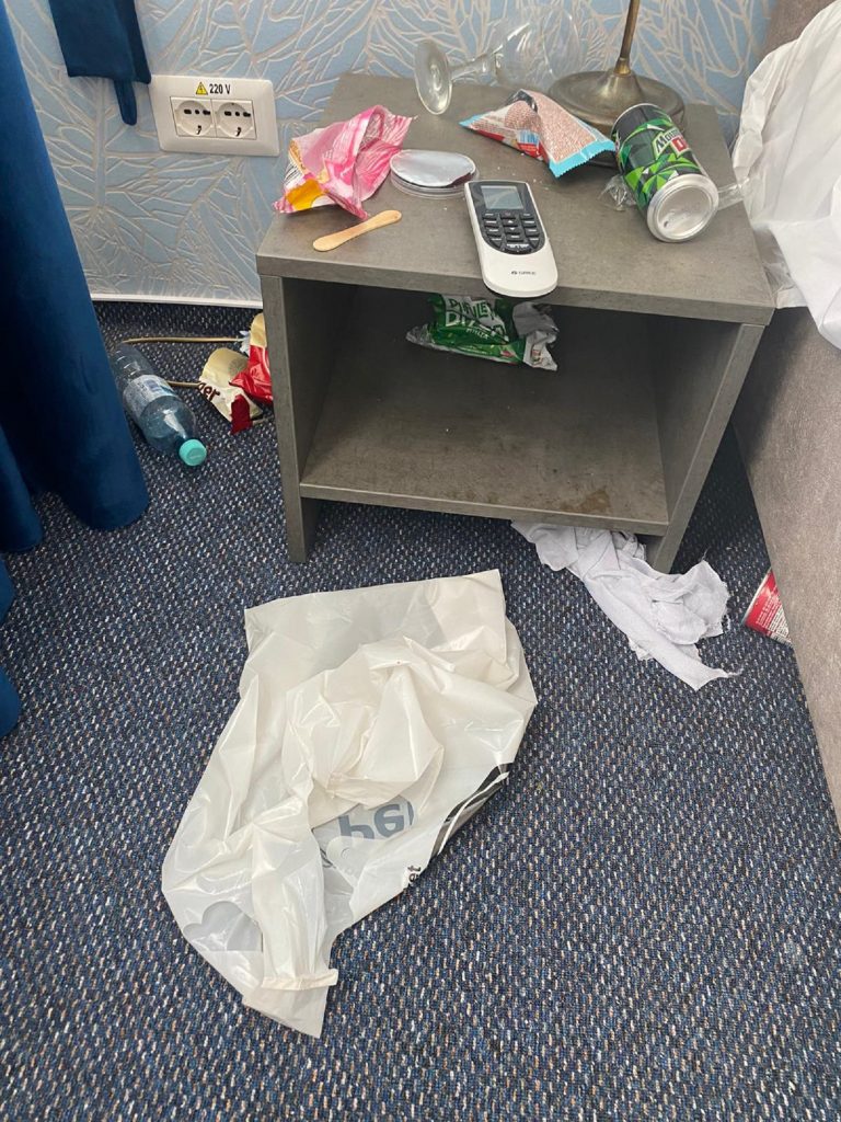 Mizerie de nedescris lăsată în camerele de hotel din Mamaia. Managerul unui centru de cazare s-a luat cu mâinile de cap