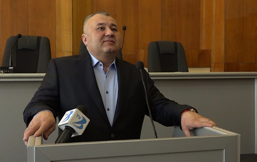 Viceprimar filmat în timp ce se bate. Demnitarul neagă acuzațiile. „Aici sunt oameni beți". VIDEO