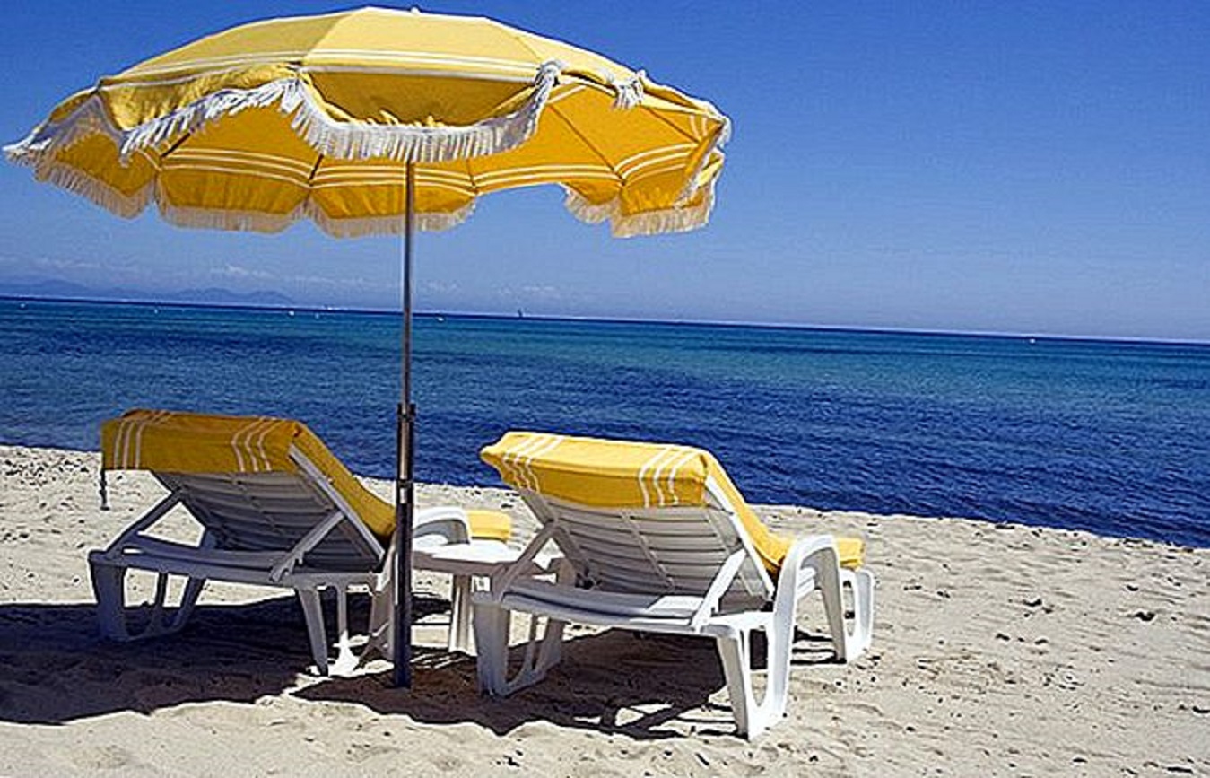 Lupta pe șezlongurile de la malul mării, tranșată în instanță. Un turist a primit despăgubiri după o vacanță petrecută în Grecia